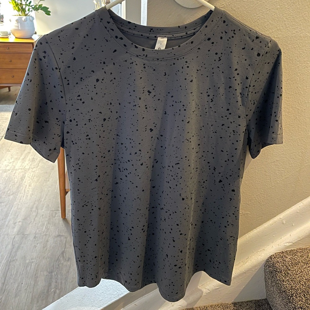 Size 6 lululemon shirt